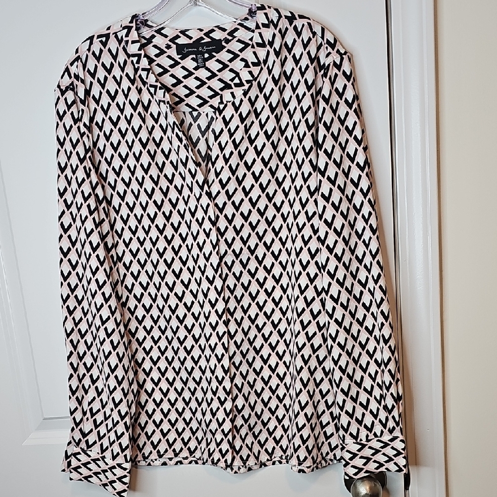 Jasmin And Juliana Chic Black and White Geometric Blouse‎ Size L